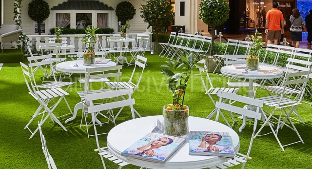 Features: New York Cafe Tables with Garden Chairs